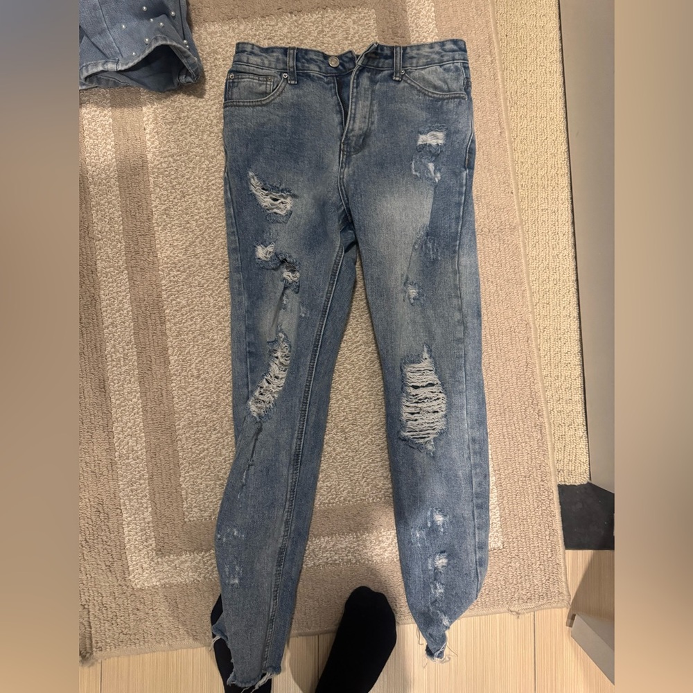 Like new size 4 jeans! Only worn 2 times.